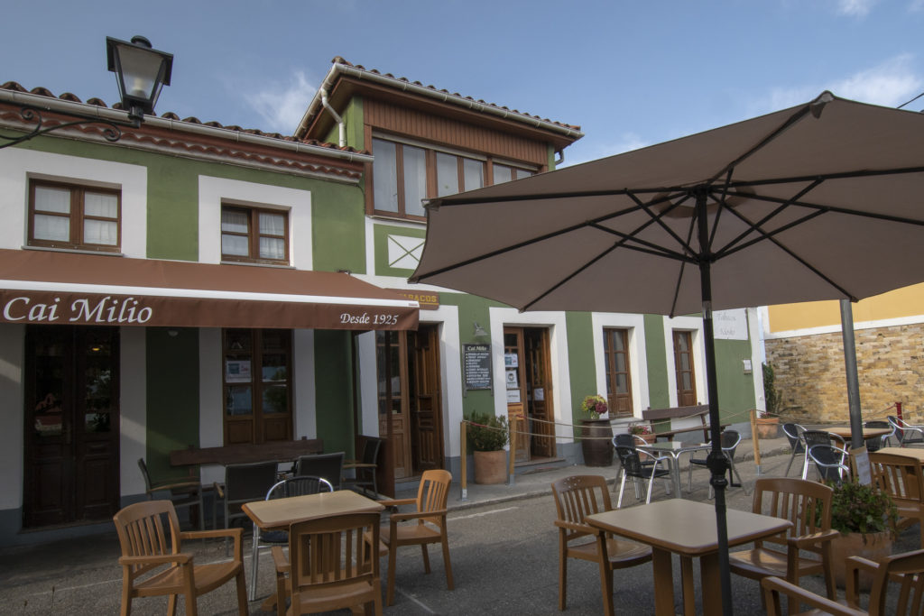 Terraza Restaurante Cai Milio en Oviñana, Cudillero