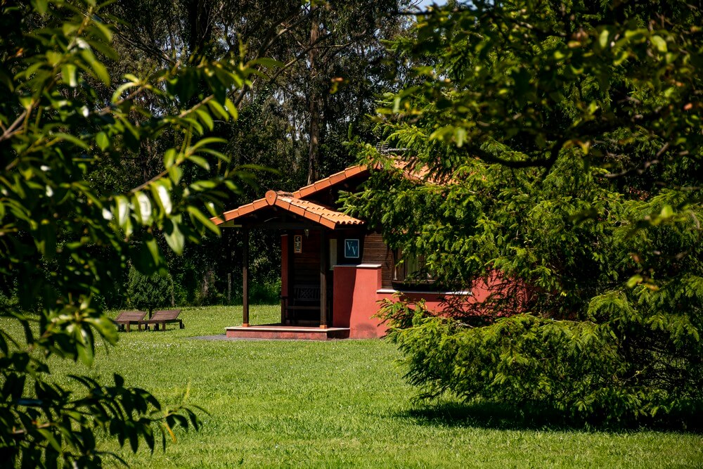Vista de los jardines Vivienda vacacional La Ardilla en Oviñana, Cudillero.