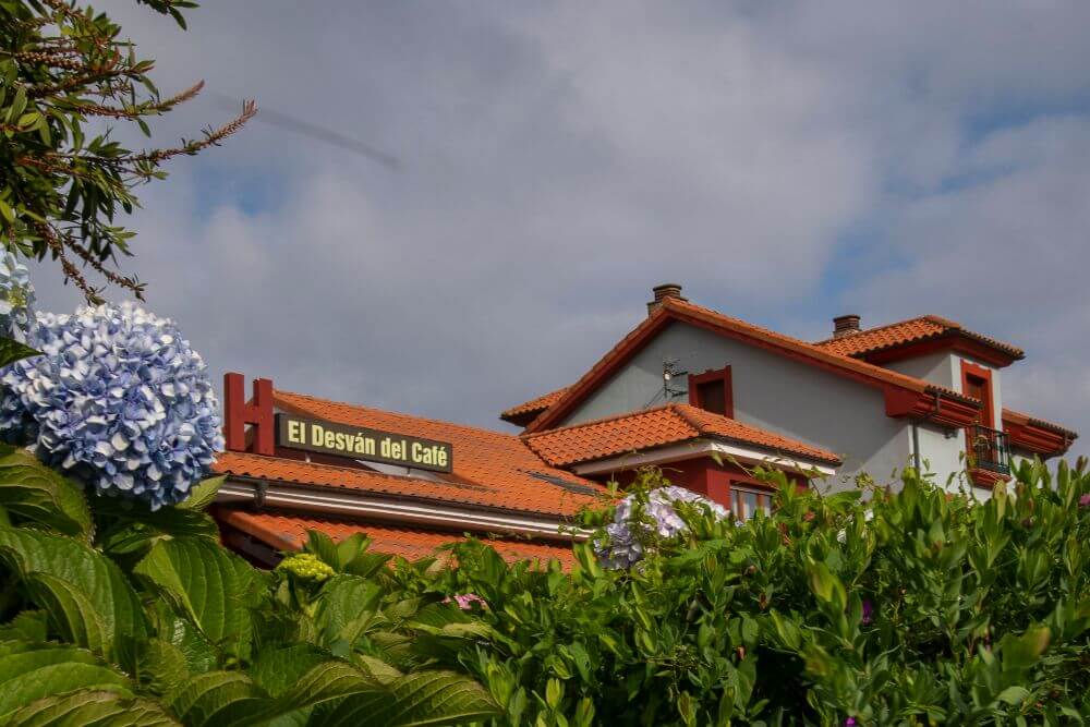 Edificio El Desván - Café Apartamentos Hotel en Oviñana, Cudillero.