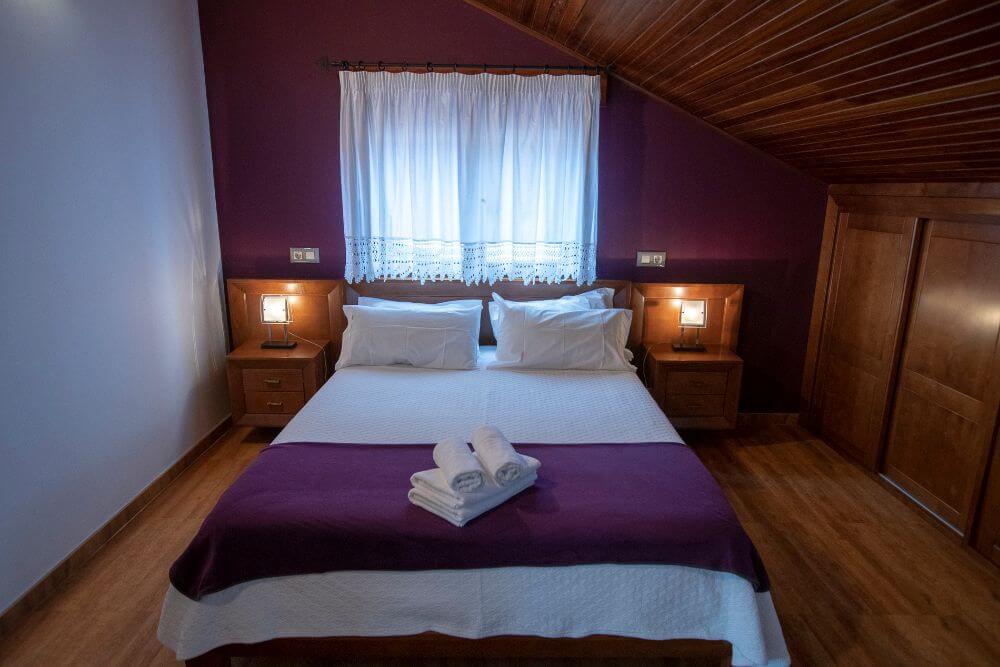 Habitación matrimonial El Desván - Café Apartamentos Hotel en Oviñana, Cudillero.