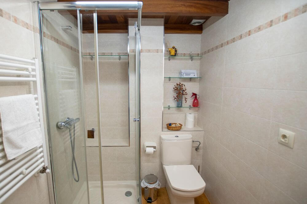 Baño El Desván - Café Apartamentos Hotel en Oviñana, Cudillero.