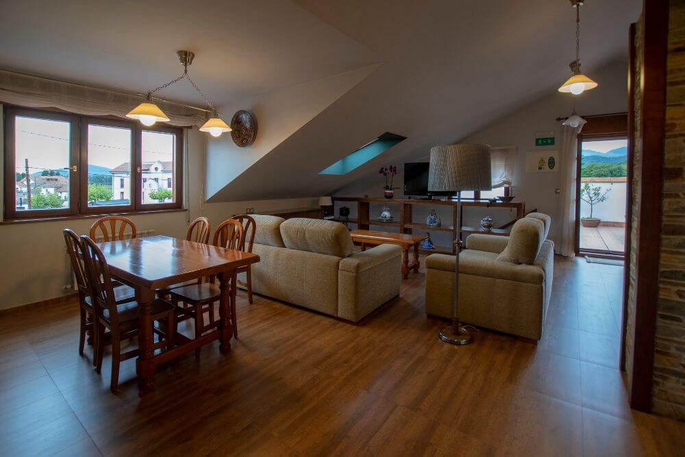 Salón comedor El Desván - Café Apartamentos Hotel en Oviñana, Cudillero.