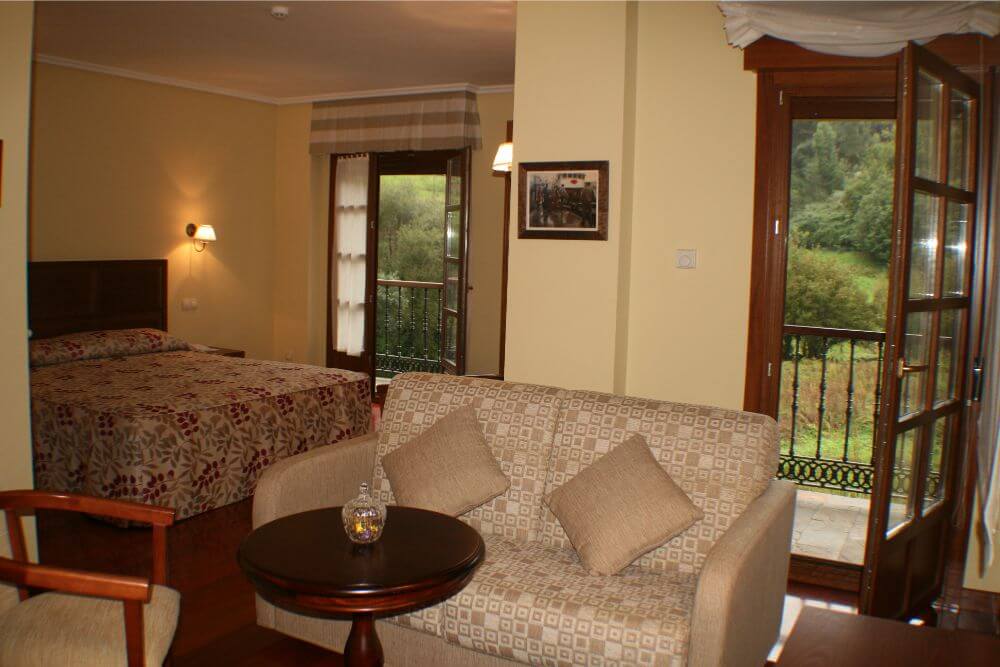 Habitación matrimonial junior suite con salón y terraza Hotel Valle las Luiñas en Oviñana,  Cudillero.