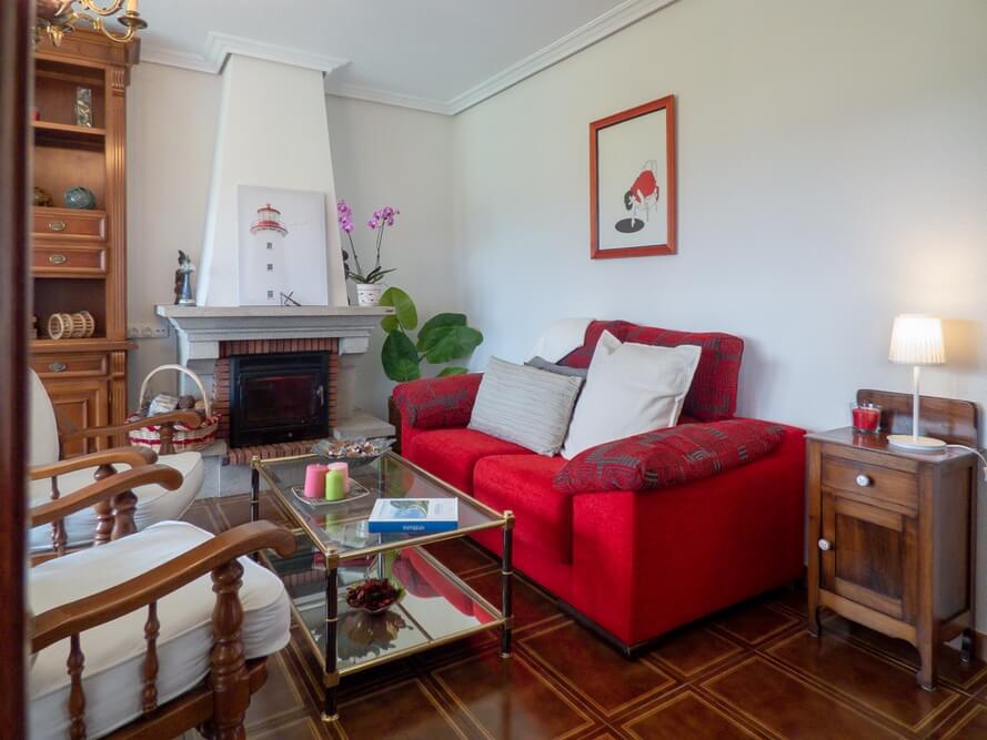 Salón con chimenea Casa Armando, Vivienda vacacional en Oviñana, Cudillero.