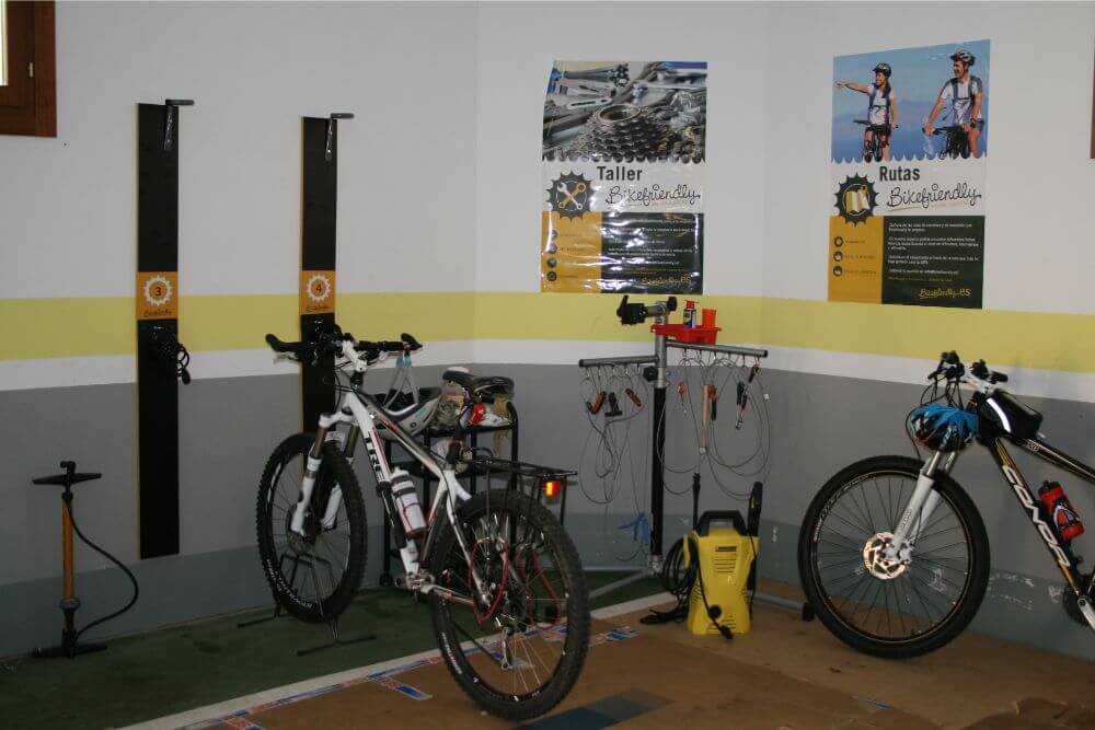 taller para bicicletas Hotel Valle las Luiñas en Oviñana,  Cudillero.