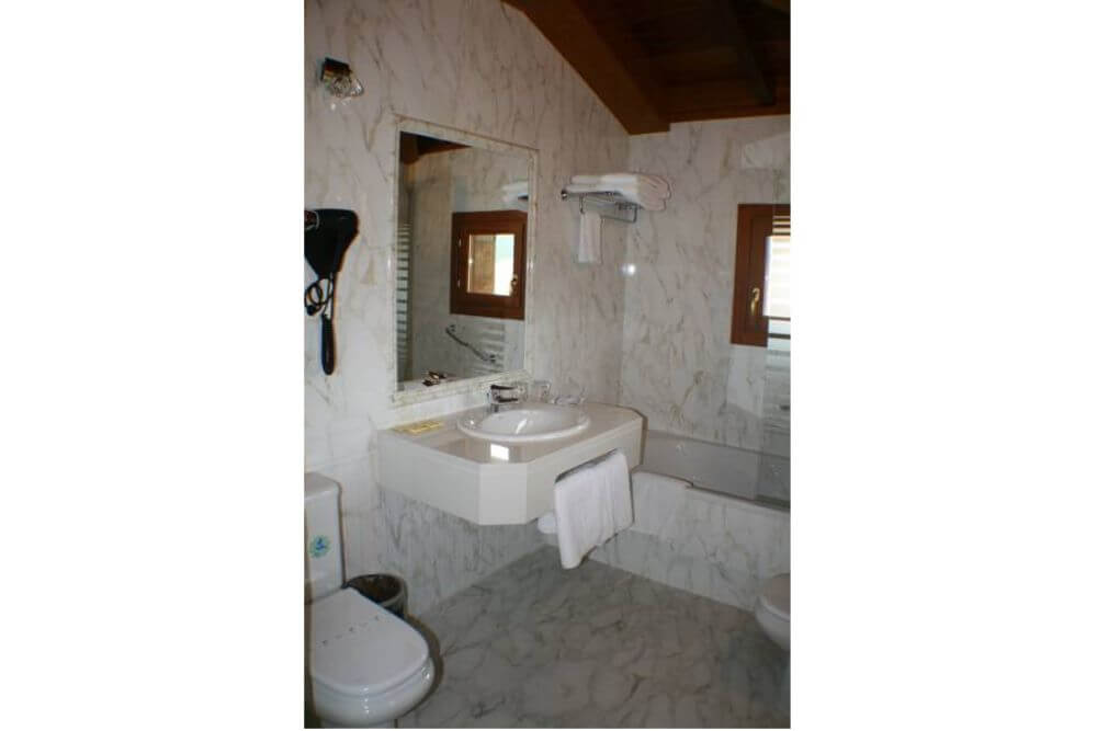 baño suite Hotel Valle las Luiñas en Oviñana,  Cudillero.