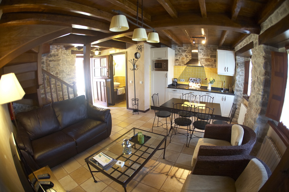 Salón cocina Casa Trasgu Casabuelo, Apartamentos rurales en Oviñana, Cudillero.