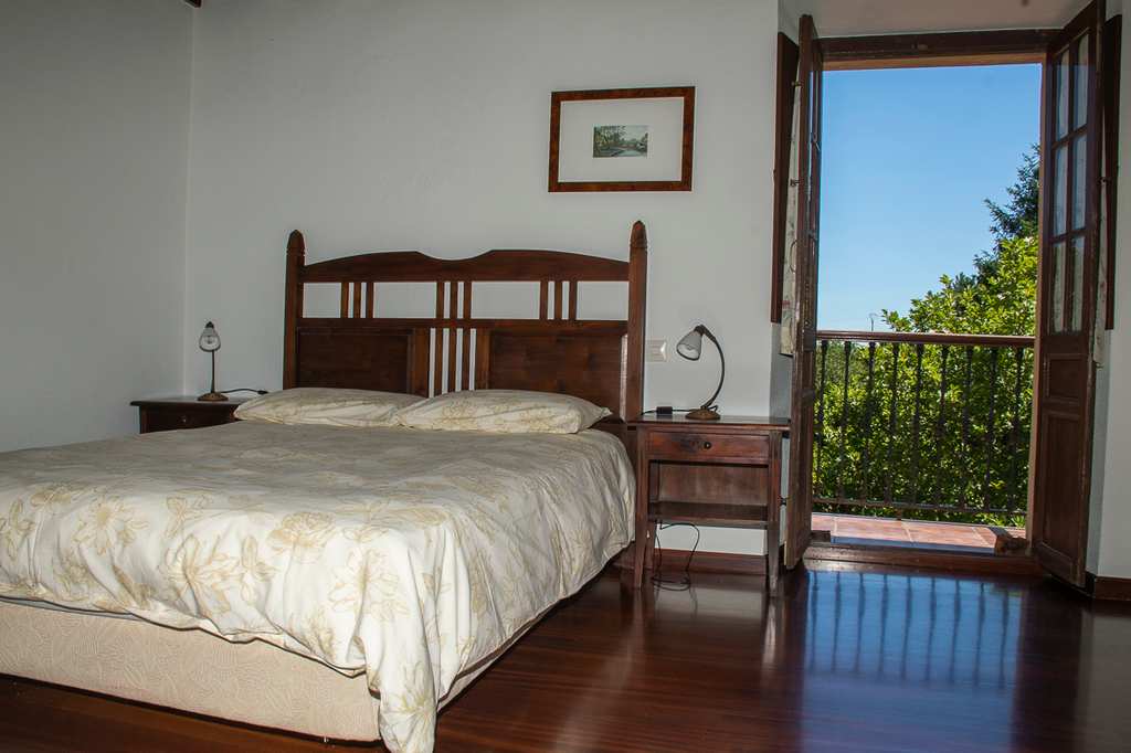 Habitación matrimonial con balcón Vivienda vacacional el cueto en Oviñana, Cudillero.
