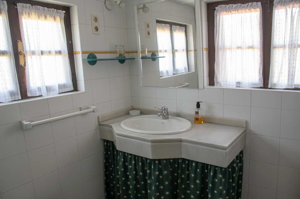 Baño grande Vivienda vacacional el cueto en Oviñana, Cudillero.