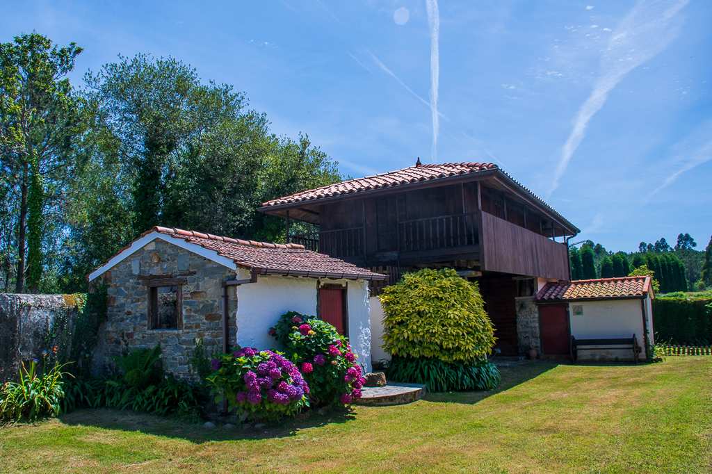 Horreo y jardín Vivienda vacacional el cueto en Oviñana, Cudillero.