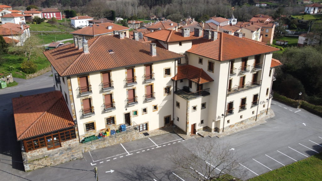 Vista dron Hotel Valle las Luiñas en Oviñana,  Cudillero.