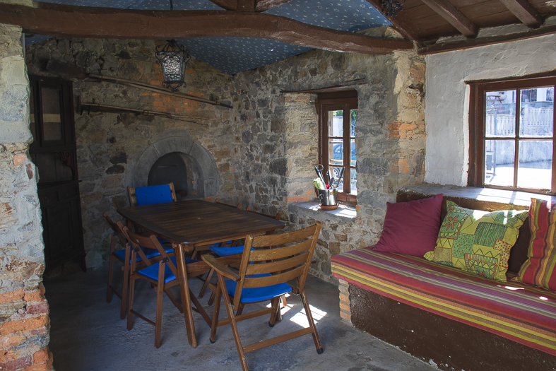 Comedor exterior cubierto Vivienda vacacional el cueto en Oviñana, Cudillero.